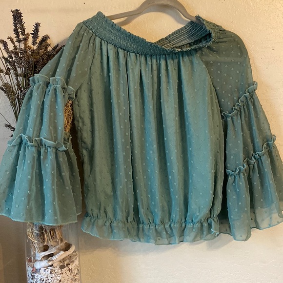 Gorgeous bell sleeve boho off shoulder top - Picture 3 of 5